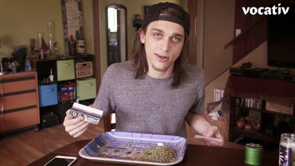 Ce mec roule des joints comme personne !