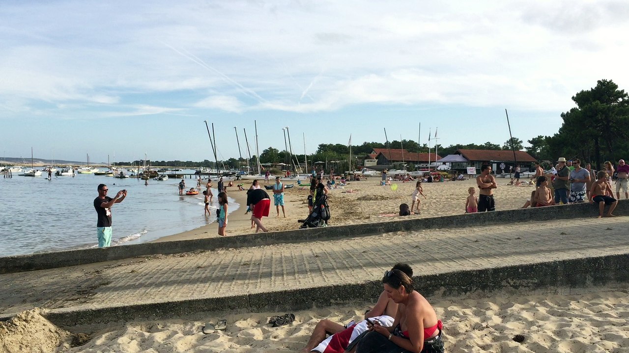 Plage du phare au Cap Ferret : le bateau de James Bond entre dans l'eau