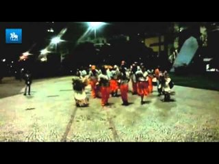 Grupo de Maracatu se apresenta vagando pelo centro de SP