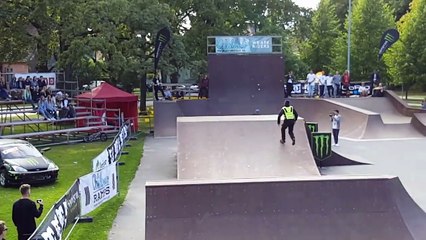 Cet agent de sécurité va ridiculiser ce jeune en BMX