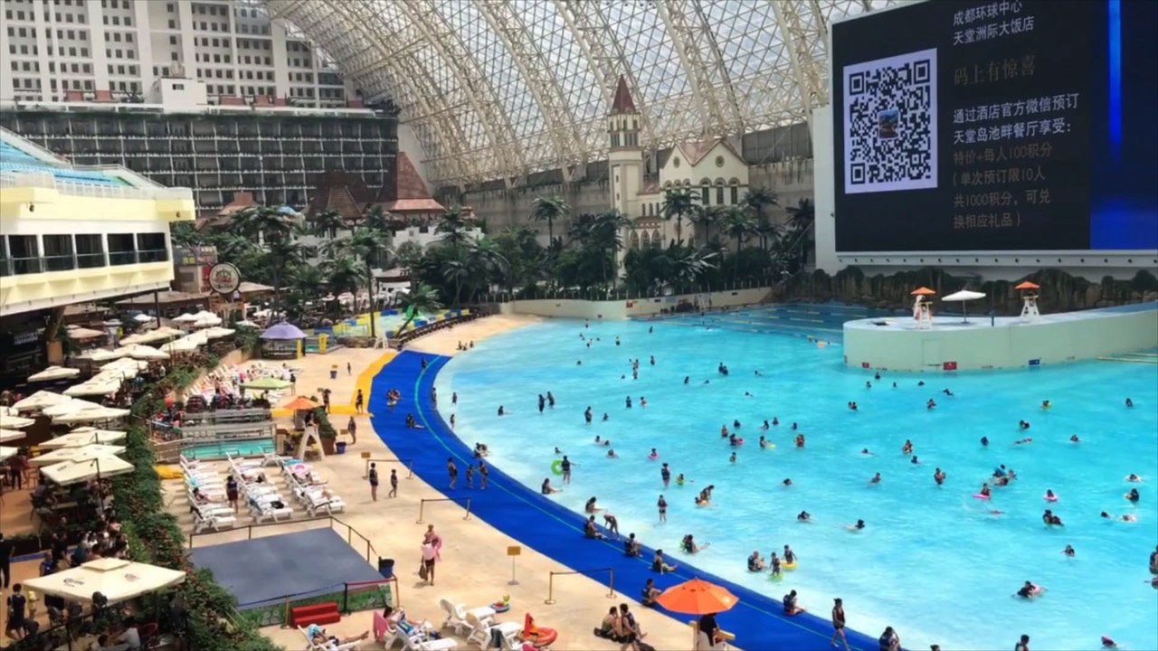 Chine : vacances à la mer dans le "plus grand bâtiment du monde"