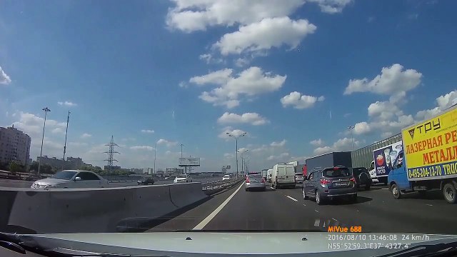 Ce débile répare sa voiture au bord de l'autoroute et c'est le drame...