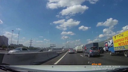 Ce débile répare sa voiture au bord de l'autoroute et c'est le drame...