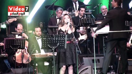 بالفيديو.. سميرة سعيد تغنى "محصلش حاجة" لايف