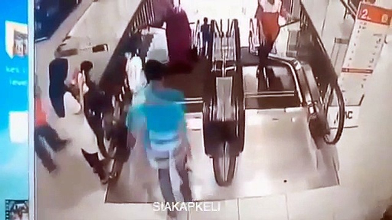 2015 - Malaysia - Mum Faces Negligence Probe after Death Fall of Child in Mall - 6 4 15(380)