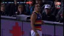 Football australien : une spectatrice jette une banane sur un joueur aborigène