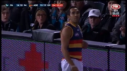 Football australien : une spectatrice jette une banane sur un joueur aborigène