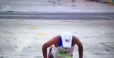 JO 2016 : Meb Keflezighi chute sur la ligne d’arrivée du marathon et fait une série de pompes (vidéo)