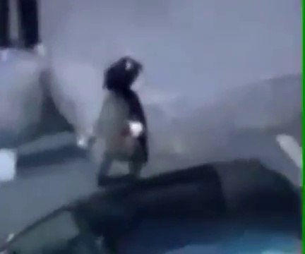 شاهد ماذا فعلت فتاة مع شاب طلب منها ركوب سيارته