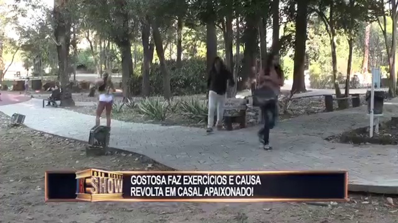 E quando uma loira toda gostosa se mete entre um casal