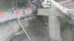 Une grue sur un chantier chute sur 2 ouvriers plutot chanceux!