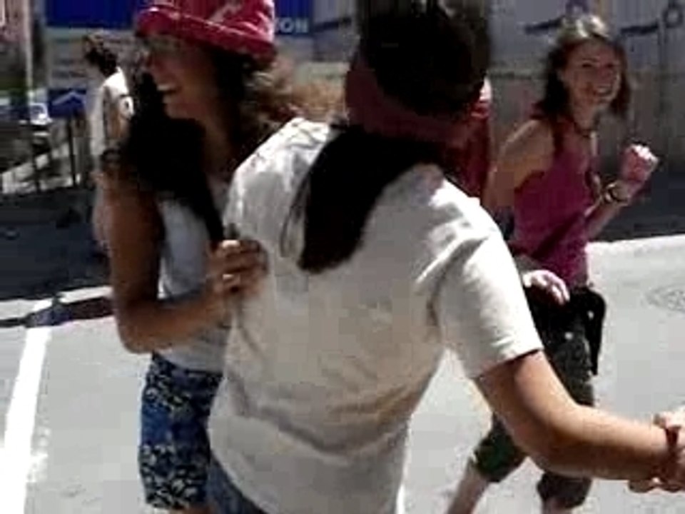 Anna les yeux bandés