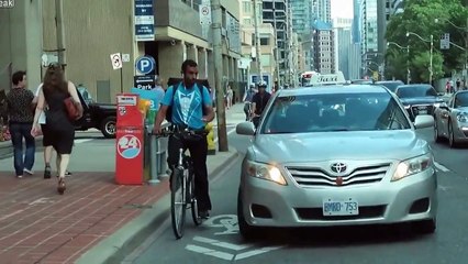 Un chauffeur de taxi renverse volontairement un cycliste