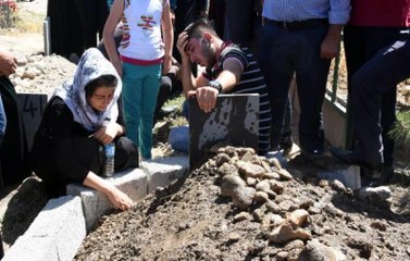 Terör Kurbanı Metin'in Ablası Teselliyi Mezar Toprağında Aradı