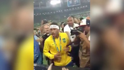 Neymar pète les plombs face à un supporter