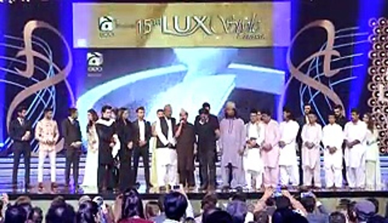 Son pays tearful tribute to Amjad Sabri in 15th Lux style Awards 2016