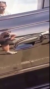 Il découvre un insecte dans la poignée de la portière !