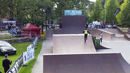 Démonstration de BMX par un homme de la sécurité.