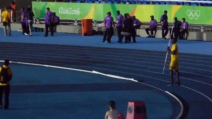 Usain Bolt fait un lancer au javelot (JO 2016)