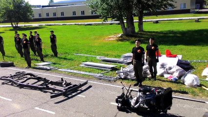 Une jeep démontée et remontée en moins de 4 minutes par des cadets de l'armée russe