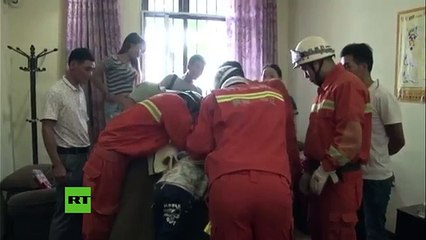 Mira como rescataron a un niño luego de haberse atascado en un sofá