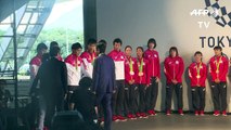 Premiê japonês cumprimenta seus atletas