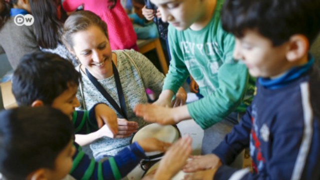 Опрос DW: как изменит ФРГ политика Меркель по беженцам?