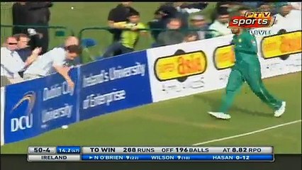 Télécharger la video: See What Shoaib Malik Did When a Fan Was Taking Ball During a Live Match