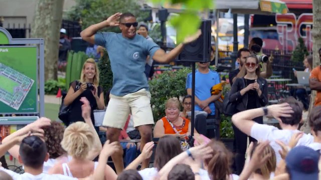 100 danseurs reproduisent la chorégraphie des passants dans la rue !