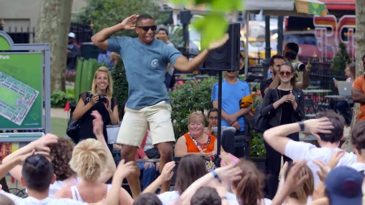 100 danseurs reproduisent la chorégraphie des passants dans la rue !
