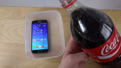 He Puts His Phone In Cola For Two Minutes And The Result Was Shocking
