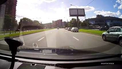 Une canalisation explose près d'une route