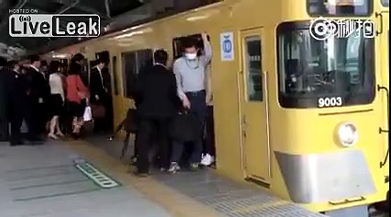 Passengers squeezed into subway train in Japan