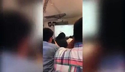 Un professeur oublie de débrancher le vidéo projecteur et regarde des photos sexy !