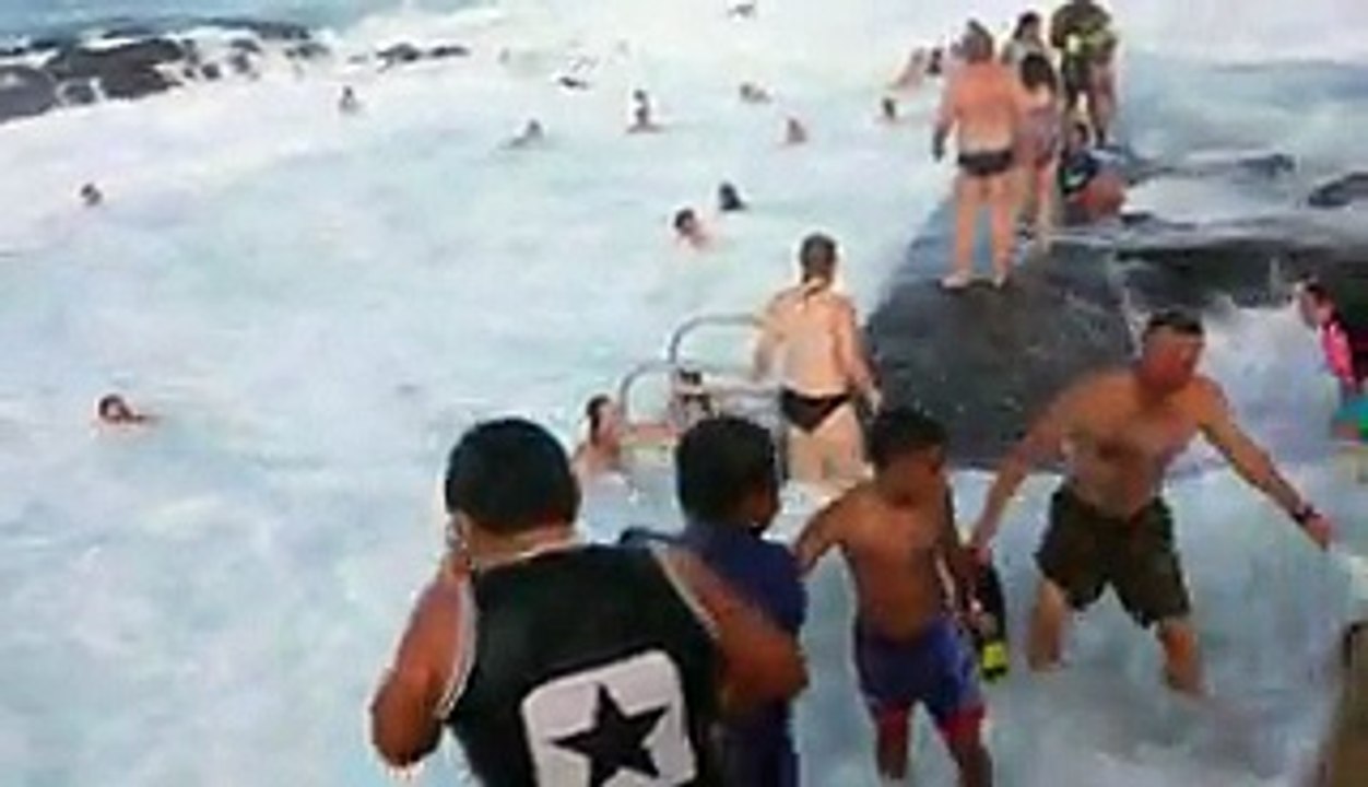Une vague géante surprend les baigneurs dune piscine naturelle