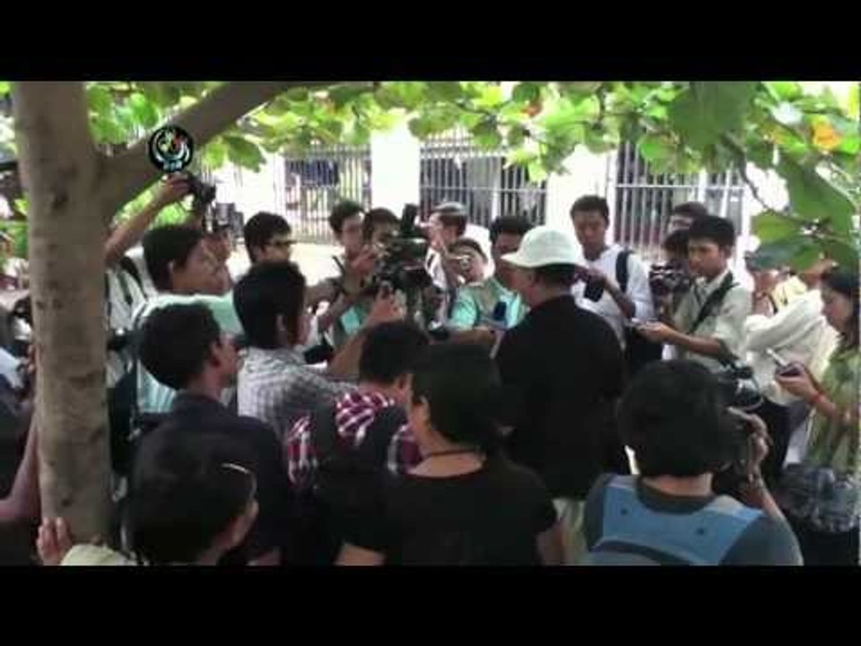 Crowds gather outside Insein Prison