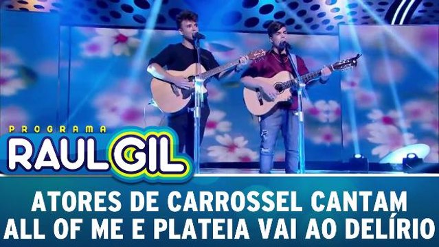 Atores de Carrossel cantam All Of Me e plateia vai ao delírio