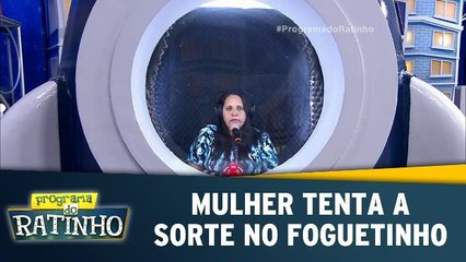 Participante tenta ganhar prêmios no Foguetinho