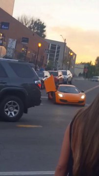 Frapper une voiture de luxe avec un skateboard.. Karma !