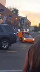 Frapper une voiture de luxe avec un skateboard.. Karma !