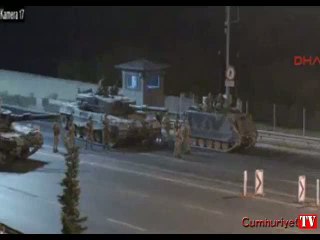 Köprüde darbeci askerlere tek başına direndi