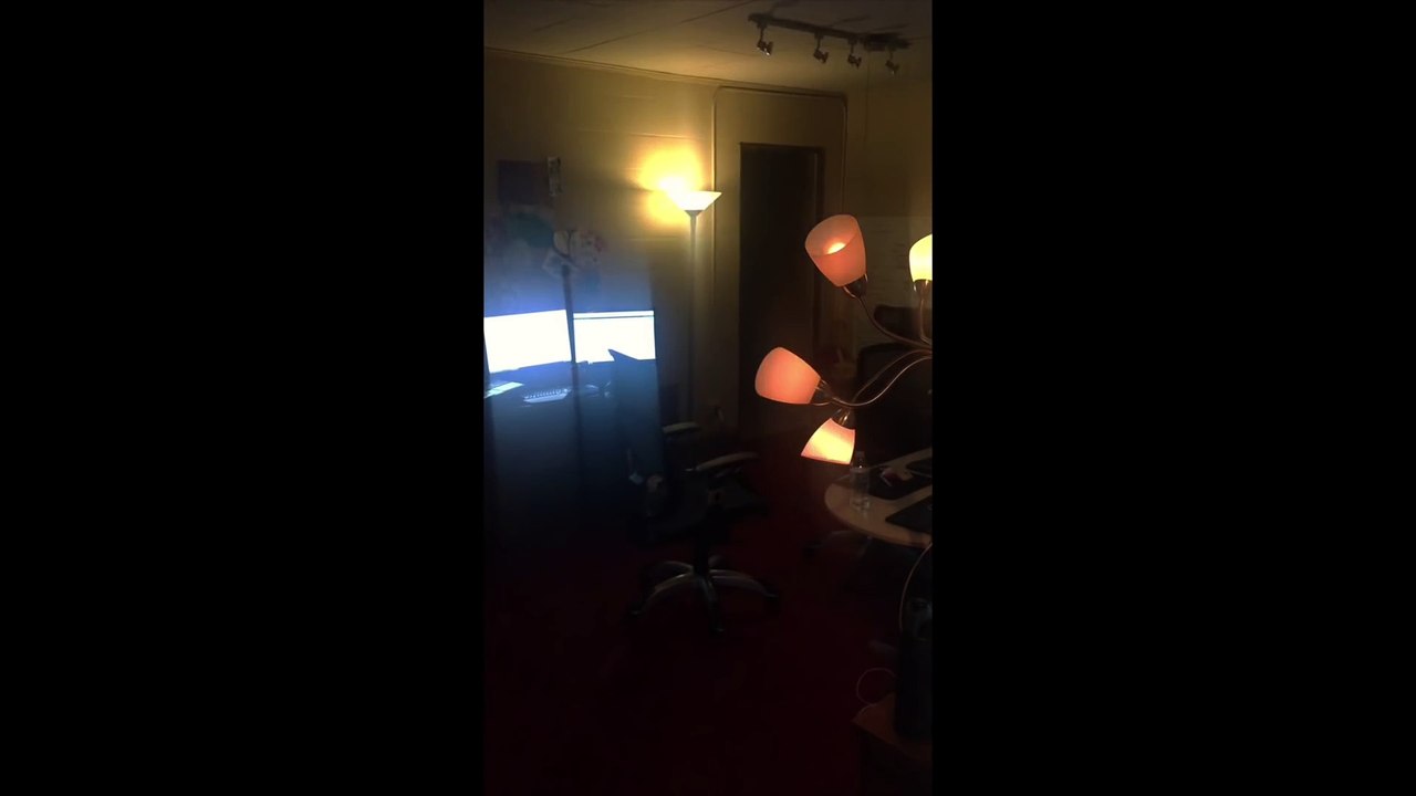 Les lumières du bureau en mode Stranger Things... Flippant