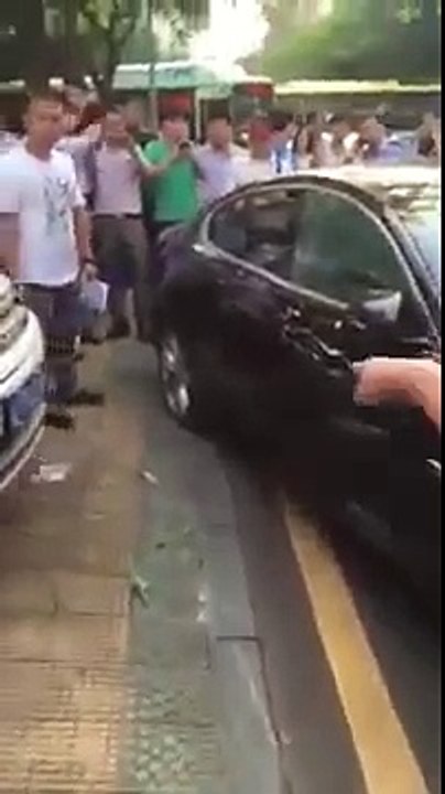 Driver smashes her Land Rover into Jaguar Blocking her Way