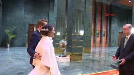 Erdoğan, Demokrasi Nöbeti'ne Gelen Damat ve Gelini Cumhurbaşkanlığı Sarayı'nda Kabul Etti