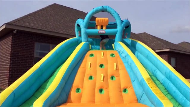 Belle gamelle d'une fillette dans son toboggan