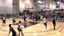 Ce joueur de Basket va défoncer le panier en faisant un gros dunk !