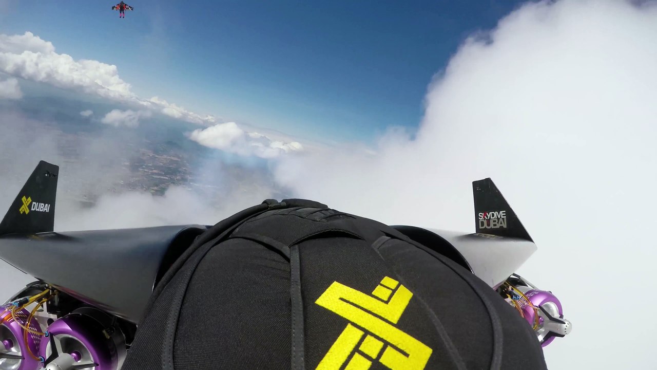 Ils volent dans les nuages avec leur jetpack