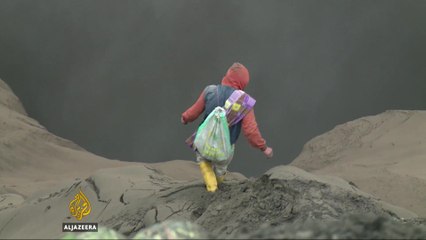 Indonesia: Volcano worshipers defy eruption warnings