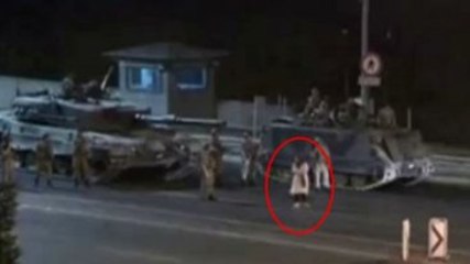 Askerlere Meydan Okuyan Kadın: Türk'ün Kanı Farklı Akıyor