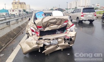 3 xe ô tô đâm liên hoàn trên cầu Bình Lợi